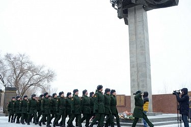 Парламентарии возложили цветы к Вечному огню